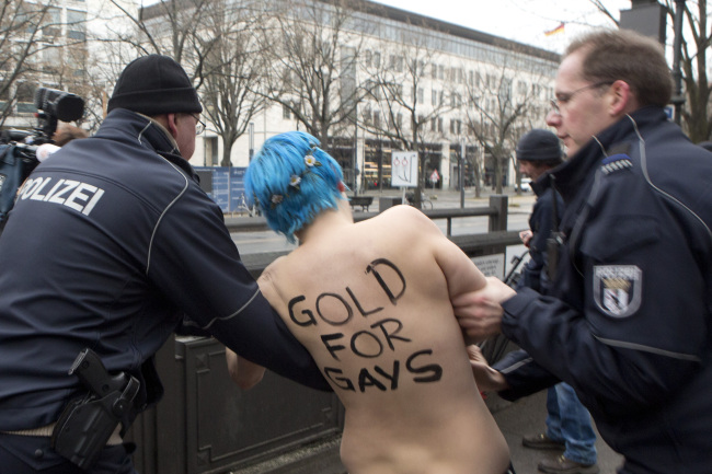 A Femen activist is arrested after protesting Russia’s anti-gay laws in front of the Russian Embassy in Berlin on Feb. 7.   AP-Yonhap
