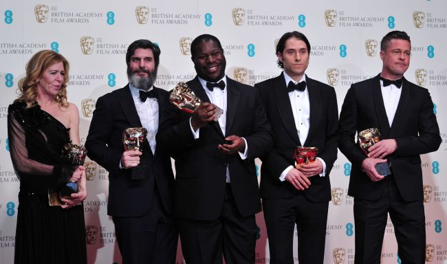 From left: U.S. producer Dede Gardner, U.S. producer Jeremy Kleiner, British director Steve McQueen, Producer Anthony Katagas and U.S. actor Brad Pitt pose with their awards for best film for “12 Years A Slave” at the BAFTA British Academy Film Awards at the Royal Opera House in London on Sunday.   AFP-Yonhap
