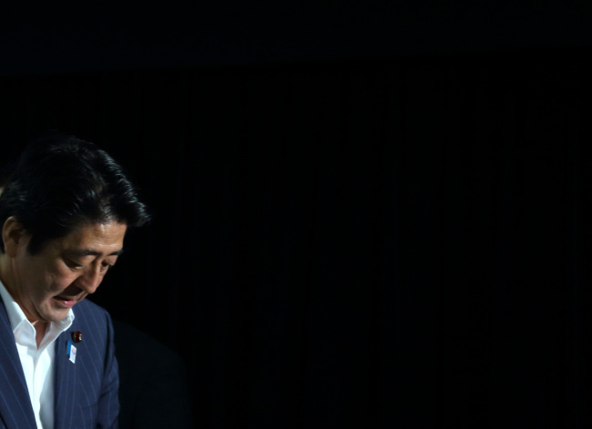 아베신조(AbeShinzo/정치인/일본총리)
‘잃어버린 20년’에서 탈출하기 위한 일본 아베 신조(安倍晋三) 총리의 핵심정책인 아베노믹스가 ‘자중지란’에 빠졌다.