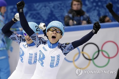 안현수(빅토르안/스케이트선수)
러시아로 귀화한 '쇼트트랙 황제' 안현수(29·러시아명 빅토르 안)가 2014 소치 동계올림픽에서 8년 만의 금메달을 따내는 것을 지켜보며 펑펑 눈물을 쏟은 아버지 안기원(57)씨는 "이제는 원망이 사라졌다"고 소회를 털어놓았다.