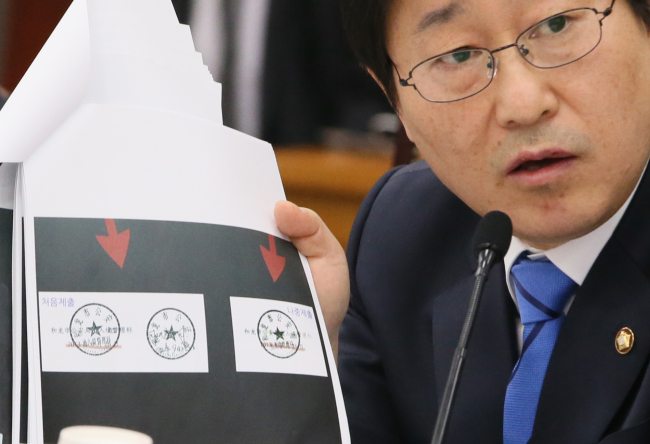 Democratic Party lawmaker Park Beom-kye shows documents related to the prosecution’s alleged fabrication of evidence in a high-profile espionage case during a session of the National Assembly’s Legislation and Judiciary Committee on Monday.   Yonhap