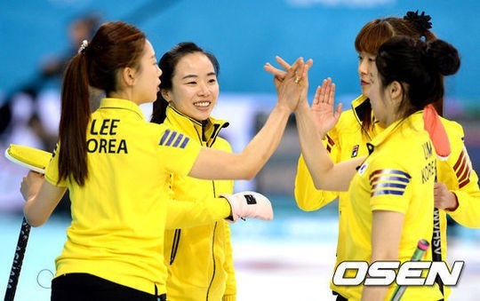 이슬비(좌부터/컬링선수/경기도청),김지선(컬링선수/경기도청),김은지(컬링선수/경기도청),엄민지(컬링선수/경기도청)
결국 4강 진출에는 실패했지만, 2014 러시아 소치 동계올림픽에서 보여준 대한민국 여자 컬링 대표팀의 분투는 희망과 함께 아쉬움을 주고 있다.