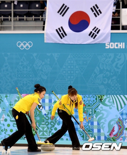 엄민지(좌부터/컬링선수/경기도청),김은지(컬링선수/경기도청)
한국 여자 컬링 대표팀이 이번 대회 전승을 기록 중인 캐나다를 맞아 4-9로 패하며 2014 소치 동계올림픽을 마무리했다.