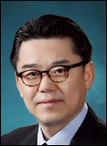 김인규(기업인/하이트진로대표이사사장)
‘100년 기업’을 바라보는 하이트진로(대표이사 사장 김인규ㆍ사진)가 한층 치열해진 주류업계의 경쟁 속에 연구개발(R&D) 투자와 브랜드 리빌딩으로 본격적인 돌파구 개척에 나선다.