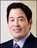정용진(기업인/신세계그룹부회장)
‘빙판 위의 우생순(우리 생애 최고의 순간)’이라 불리는 컬링 여자대표팀이 소치 동계올림픽에서 선전하면서 국민의 응원도 뜨겁다. 비록 4강 도전은 실패했지만 올림픽 첫 출전에 거둔 성과는 박수받아 마땅하다. 국민의 성원이 이어지는 가운데 그 누구보다 열띤 응원을 펼친 이가 있다. 바로 컬링을 후원하고 있는 신세계그룹의 정용진 부회장이다.