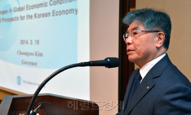 김중수 한국은행 총재가 18일 오전 서울 소공동 조선호텔에서 열린 서울파이낸셜포럼에서 '글로벌 경제 여건 변화와 한국경제 전망'을 주제로 강연하고 있다.<br /><br />윤병찬 기자/yoon4698@heraldcorp.com
