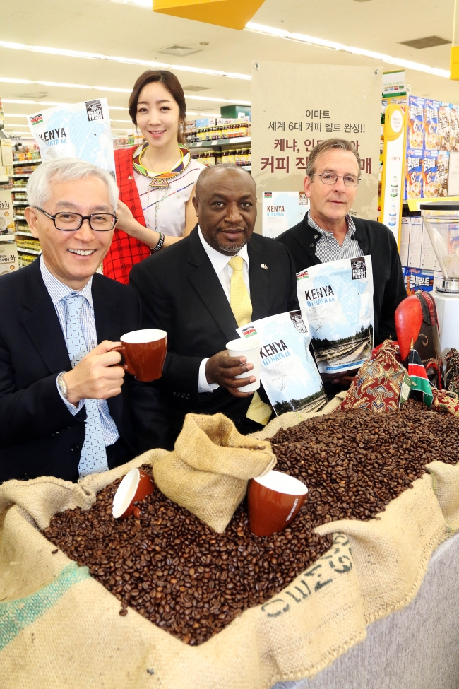 UNICEF Korea Executive Director Oh Jong-nam (left), Kenyan Ambassador to South Korea Ngovi Kitau (center) and Christopher Callahan, senior vice president of Emart’s division for global sourcing, hold up Emart’s new line of coffee from Kenya, Othaya Kenya AA, during a product launch ceremony at Emart’s headquarters in Seongdong-gu in Seoul on Feb. 12.