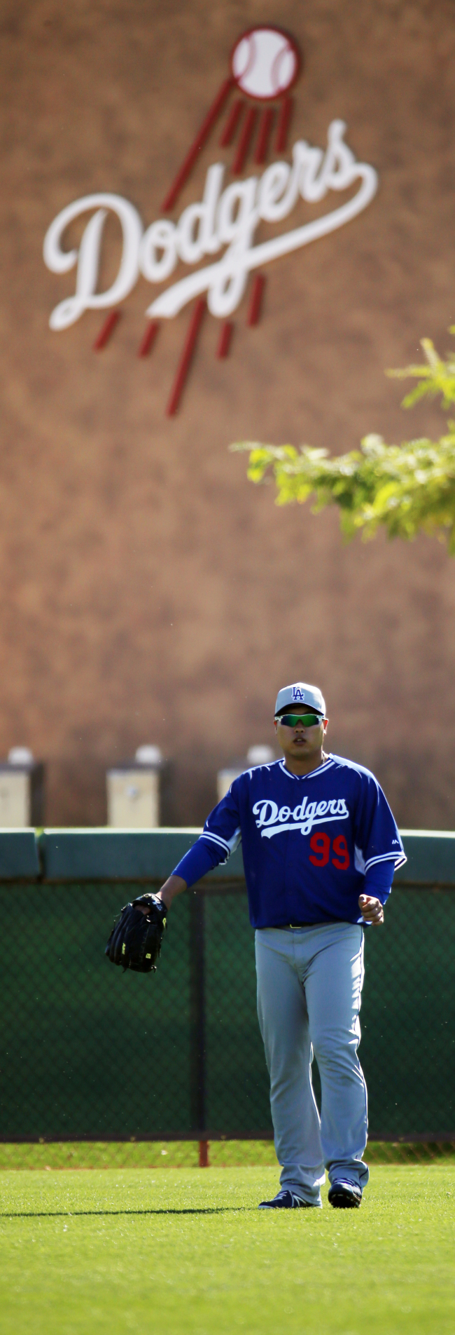 류현진(야구선수/LA다저스투수)
GLENDALE, Arizona (AP) ― Sandy Koufax wasn’t wearing a Dodgers uniform when he walked around the practice fields Monday at the team’s spring training camp.
Dodgers pitcher Ryu Hyun-jin takes part in a throwing session during spring training on Monday.   Yonhap