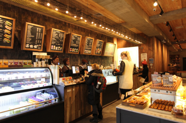 Local coffee shop chain Caffe Bene opened a branch in Union Square in Manhattan, New York, on Feb. 12. This is the first Caffe Bene store in the fashionable Manhattan district.
The Caffe Bene Union Square shop offers taro, Thai, milk, pumpkin and red velvet bubble teas to target young customers.