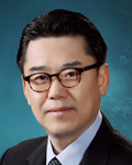 김인규(기업인/하이트진로대표이사사장)
‘100년 기업’을 바라보는 하이트진로(대표이사 사장 김인규ㆍ사진)가 한층 치열해진 주류업계의 경쟁 속에 연구개발(R&D) 투자와 브랜드 리빌딩으로 본격적인 돌파구 개척에 나선다.