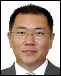 정의선(기업인/현대자동차부회장)
정의선 현대자동차그룹 부회장이 지난 17일 늦은 저녁 시간에 서울아산병원에 모습을 드러냈다. 다음날로 예정된 미국 출장을 앞둔 바쁜 일정이었지만, 현대차그룹의 성장에 일조한 ‘공신’ 중 한명인 윤여철 현대차 부회장이 모친상을 당하자 조문하기 위해서다.