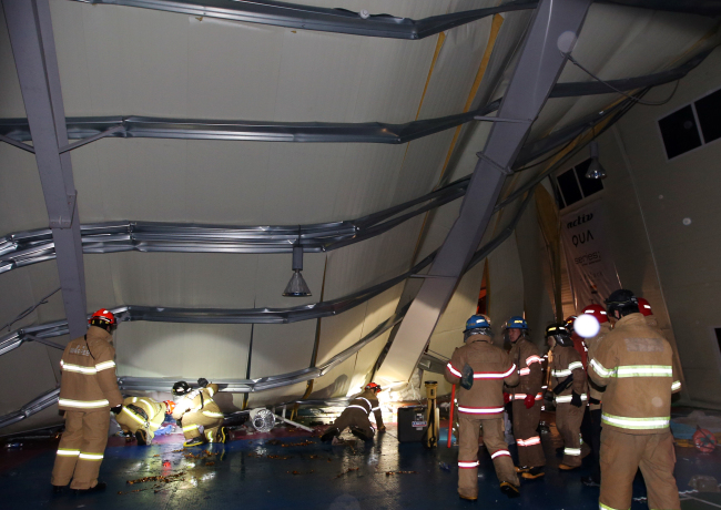 Rescue workers search the site on Monday of a building collapse at Mauna Ocean Resort in Gyeongju, North Gyeongsang Province, that killed at least 10 people.   Yonhap