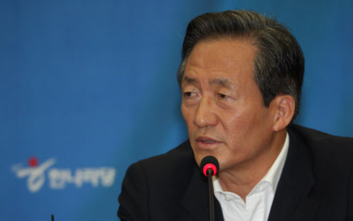 정몽준(국회의원/새누리당국회의원/대한축구협회명예회장/보건복지위원회위원)
스포츠강국 대한민국의 배경에는 ‘기업가 스포츠단체장’들이 자리 잡고 있다. 수천억원의 자산을 가진 회장님과 휘하의 전문경영인들의 목표지향적인 지원과 적극적인 스포츠외교는 선수들이 해외에 나가 좋은 성적을 거두는 데에 분명 적지 않은 도움이 됐다.