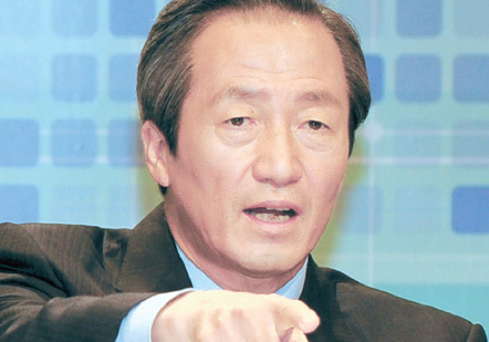정몽준(국회의원/새누리당국회의원/대한축구협회명예회장/보건복지위원회위원)
스포츠강국 대한민국의 배경에는 ‘기업가 스포츠단체장’들이 자리 잡고 있다. 수천억원의 자산을 가진 회장님과 휘하의 전문경영인들의 목표지향적인 지원과 적극적인 스포츠외교는 선수들이 해외에 나가 좋은 성적을 거두는 데에 분명 적지 않은 도움이 됐다.