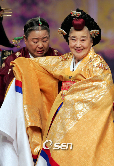 강부자(좌부터/탤런트/영화배우),황정순(영화배우)
원로배우 황정순이 항년 88세에 별세했다.