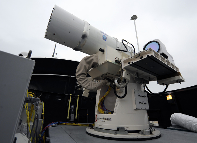 A laser weapon sits temporarily installed aboard the guided-missile destroyer USS Dewey in San Diego.
AP-Yonhap