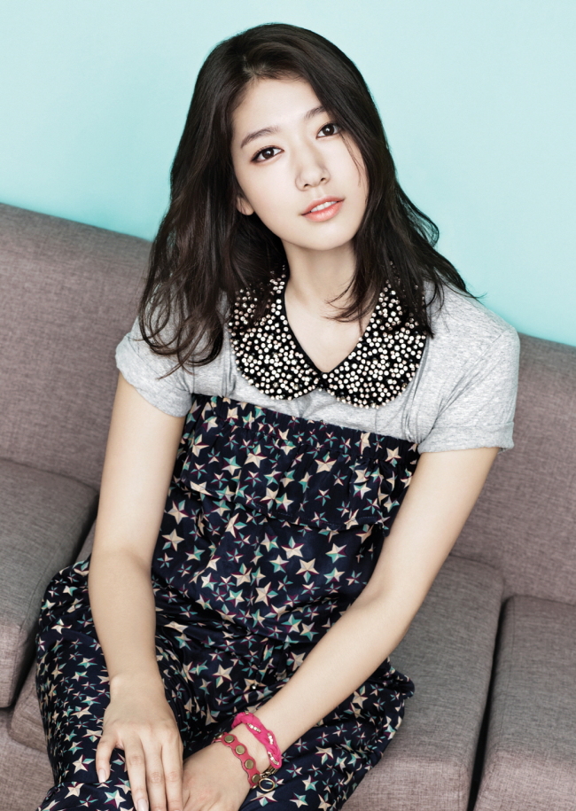 박신혜(탤런트/영화배우)
이민호와 박신혜, EXO 이루가 새롭게 롯데면세점 2014년 모델 라인에 합류했다. 롯데면세점은 이에따라 장근석, 김현중, 최지우, 슈퍼주니어, 2PM 등 국내 최대인 총 9팀, 33명으로 롯데면세점 패밀리를 구성하게 됐다.