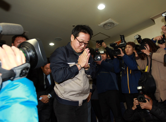 Kolon Group chairman Lee Woong-ryeol visits the 21st Century Hospital funeral hall in Ulsan on Tuesday to express his condolences to the victims of Monday’s collapse of a gymnasium at the company’s resort in Gyeongju, North Gyeongsang Province.   Yonhap