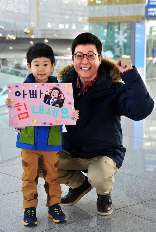 김민율(좌부터/화제인물),김성주(MC/전아나운서)
방송인 김성주(42)가 소치의 ‘깜짝 스타’로 떠올랐다. 이미 지상파 3사가 60~70여명의 중계인력을 파견한 각사의 자존심 경쟁에서 김성주는 ‘친정’의 캐스터로 복귀해 시청률 1위는 물론 시청자들의 호평 세례를 끌어안은 주인공이 됐다.
