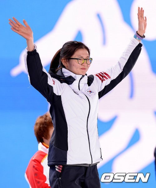 심석희(스케이트선수)
쇼트트랙 여제’ 심석희(17ㆍ세화여고)는 18일(한국시간) 러시아 소치 아이스버그 스케이팅팰리스서 열린 2014 소치 동계올림픽 쇼트트랙 여자 1000m에서 4조에서 1위로 들어와 준준결승전에 진출했다.