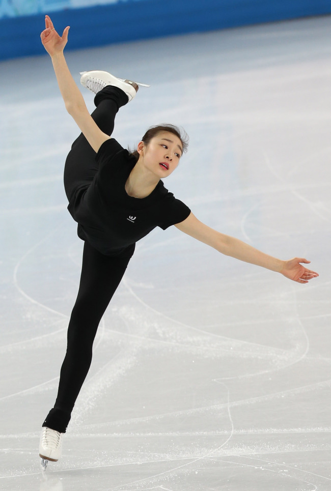 김연아(스케이트선수)
On the eve of the start of her Olympic title defense in the ladies' singles figure skating, South Korean star Kim Yu-na said she could hardly wait to get on the ice.
South Korean figure skater Kim Yu-na practices for the first time at Iceberg Skating Palace, site of the ladies' singles competition at the Sochi Winter Olympics, on Tuesday. (Yonhap)