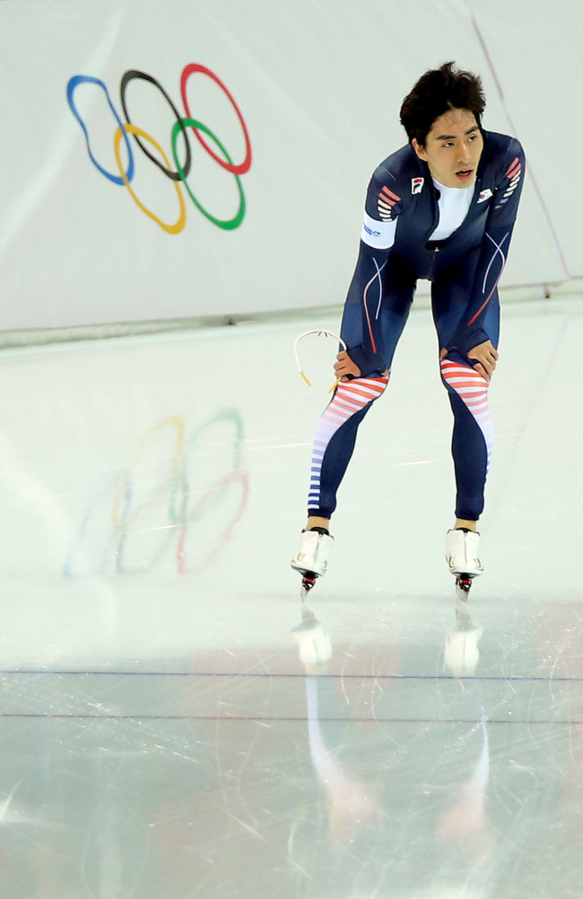 이승훈(스케이트선수)
South Korean speed skater Lee Seung-hoon finished fourth in the men's 10,000 meters on Tuesday at the Sochi Winter Games, falling short of defending his Olympic gold in the distance.
Speed Skater Lee Seung-hoon is disappointed after finishing fourth in the men's 10,000 meters. (Yonhap News)