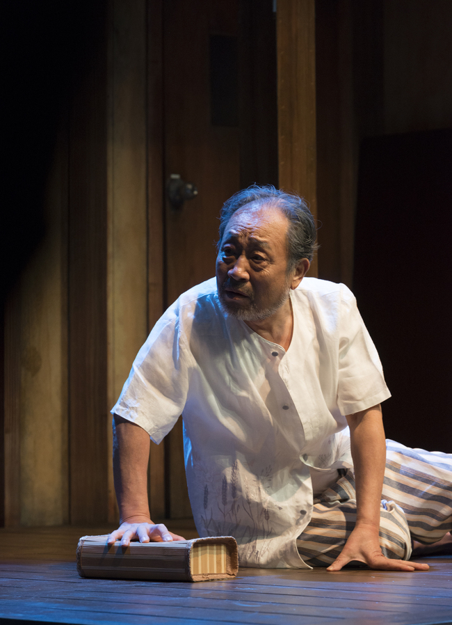 신구(신순기/탤런트/영화배우)
추운 겨울 내내 집에서 TV를 보거나 영화관만 찾았던 관객들을 공연장으로 불러들일 다양한 연극들이 막을 올리고 있다. 특히 신구, 추상미, 조재현, 배종옥, 유인촌, 명계남, 이희준 등 유명 배우들이 대거 연극 무대로 돌아와 관객몰이에 나선다.