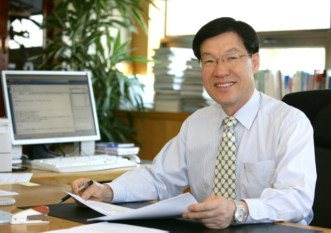 권오준(기업인/포스코사장)
포스코가 최근 쇳물 생산에 차질을 빚고 있는 인도네시아 크라카타우제철소의 리스크 관리를 위한 태스크포스(TF)를 구성한다. 가동 일주일 만에 출선 과정에 결함이 생기면서 당초 계획했던 생산량과 수익 목표의 수정이 불가피해졌기 때문이다.