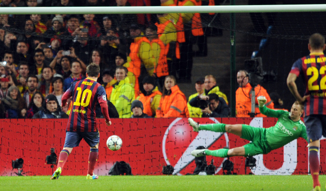 Barcelona’s Lionel Messi scores against Manchester City on Tuesday.   AP-Yonhap
