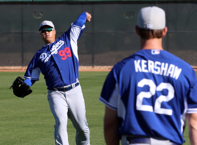Dodgers pitcher Ryu Hyun-jin plays catch during spring training on Tuesday.   Yonhap