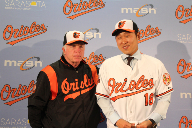 Korea’s Yoon Suk-min and Orioles manager Buck Showalter take part in a press conference on Tuesday.   Yonhap
