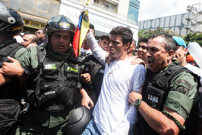 Venezuelan opposition leader Leopoldo Lopez (second from right) is arrested by the national guard in Chacaito, Caracas, Tuesday.   Xinhua-Yonhap