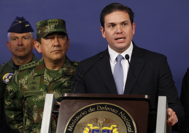 Colombia’s Defense Minister Juan Carlos Pinzon (right) speaks as the new chief of the armed forces Gen. Juan Pablo Rodriguez looks on during a press conference in Bogota on Tuesday.   AP-Yonhap