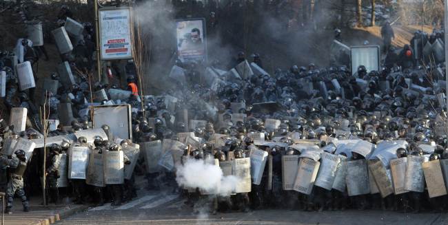 Police clash with antigovernment protesters in Kiev on Tuesday.   AFP-Yonhap