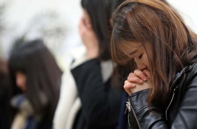 Students pay tribute to victims of a roof collapse accident in Gyeongju, North Gyeongsang Province, at a memorial altar set up at Busan Univerity of Foreign Studies on Wednesday in Busan.   Yonhap