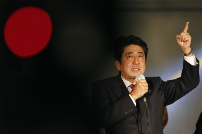 아베신조(AbeShinzo/정치인/일본총리)
일본 정부가 유사시 해외 자국민 구출을 위해 자위대가 무기를 사용할 수 있도록 하는 관련 법안 정비에 착수했다.