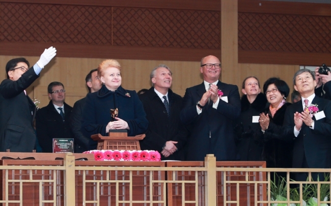 Lithuanian president Dalia Grybauskaite (left) attends a ceremony in Ulsan on Wednesday to commemorate the completion of the world’s first LNG-FSRU built by Hyundai Heavy Industries. Grybauskaite named the new unit “Independence.”   Hyundai Heavy Industries