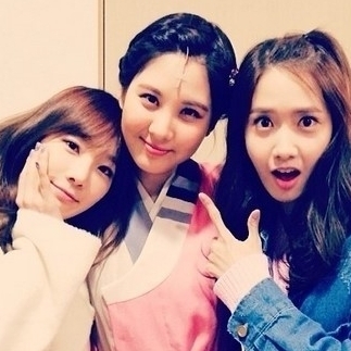 태연(좌부터/김태연/가수/뮤지컬배우/소녀시대/소녀시대-태티서),서현(서주현/가수/소녀시대/소녀시대-태티서),윤아(임윤아/가수/탤런트/소녀시대)
소녀시대 태연과 윤아가 막내 서현을 응원했다.