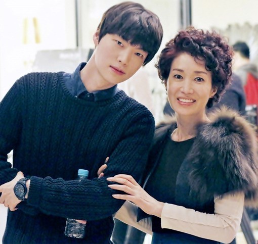 안재현(좌부터/탤런트/모델/에스팀),나영희(탤런트/영화배우)
드라마 ‘별에서 온 그대’에 출연 중인 배우 나영희와 안재현의 인증샷이 공개됐다.