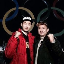 박형식(좌부터/가수/ZE:A/제아파이브),서경석(MC/개그맨)
가수 박형식이 올림픽 중계 방송 도중 관중석에서 포착된 가운데 서경석과 소치 도착 인증샷이 새삼 화제다.