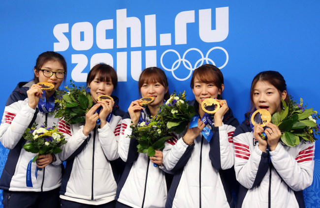 심석희(좌부터/스케이트선수),김아랑(스케이트선수),박승희(스케이트선수),조해리(스케이트선수),공상정(스케이트선수)
“한국 선수들은 중국 선수들보다 뛰어났으며, 맹렬한 경기를 보여준 그들은 승리할 충분한 자격이 있다.”