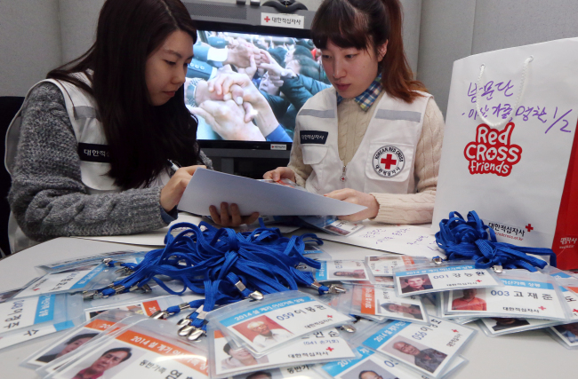 Red Cross officials prepare for the reunion of separated families to be held in the Mount Geumgangsan resort in North Korea on Thursday.  Yonhap