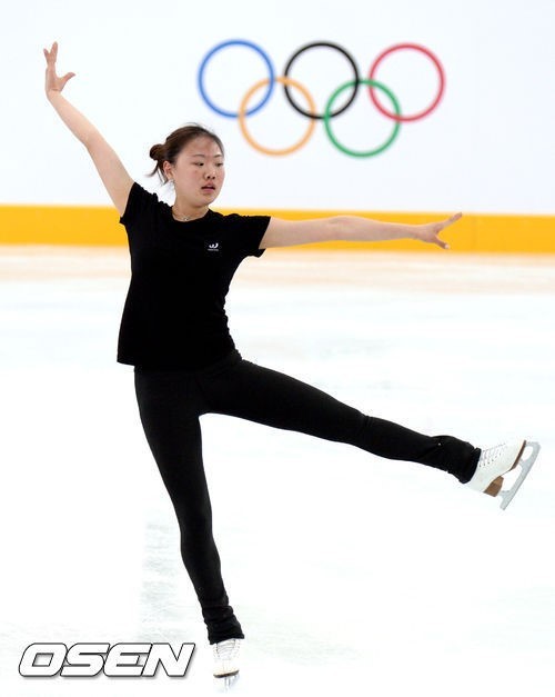 김해진(스케이트선수)
‘김연아 키즈’ 김해진(17·과천고)은 20일(한국시간) 러시아 소치의 아이스버그 스케이팅 팰리스에서 열린 2014 소치 동계올림픽 여자 싱글 쇼트프로그램에서 2조 5번째로 나와 54.37점으로 상당히 높은 점수를 받았다.