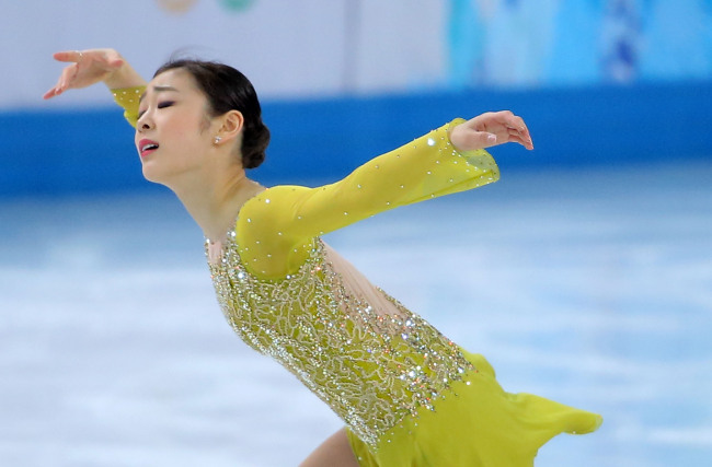 South Korean figure skater Kim Yu-na performs a dazzling short program in the ladies' singles competition in the 2014 Sochi Winter Olympics on Thursday. (Yonhap News)