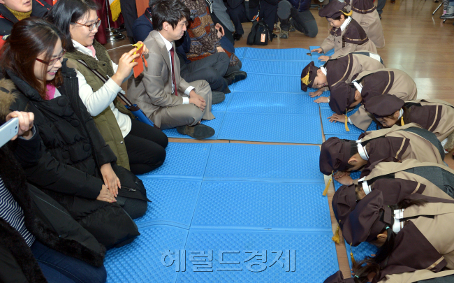 19일 오전 광진구 구의2동 주민센터에서 지역 4개 민간어린이집 합동 졸업식을 개최하였다.<br /><br />지난 2008년부터 시작된 이 행사에는 졸업생 35명과 학보모등 100명이 참석하였다.<br /><br />윤병찬 기자/ yoon4698@heraldcorp.com
19일 오전 광진구 구의2동 주민센터에서 지역 4개 민간어린이집 합동 졸업식을 개최하였다.
지난 2008년부터 시작된 이 행사에는 졸업생 35명과 학보모등 100명이 참석하였다.
윤병찬 기자/ yoon4698@heraldcorp.com
19일 오전 광진구 구의2동 주민센터에서 지역 4개 민간어린이집 합동 졸업식을 개최하였다.
지난 2008년부터 시작된 이 행사에는 졸업생 35명과 학보모등 100명이 참석하였다.
윤병찬 기자/ yoon4698@heraldcorp.com