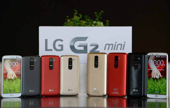 LG전자가 20일 ‘G2 미니’를 전격 공개하고, 글로벌 중가형 스마트폰 시장 공략에 나섰다.
G2 미니는 전작인 G2에 적용된 ‘게스트 모드’, ‘플러그 앤 팝’ ‘후면키’ 등의 기능적 장점은 유지하면서도 G2대비 0.5인치 작은 4.7인치 IPS 디스플레이를 적용해 그립감과 휴대성을 강화했다.