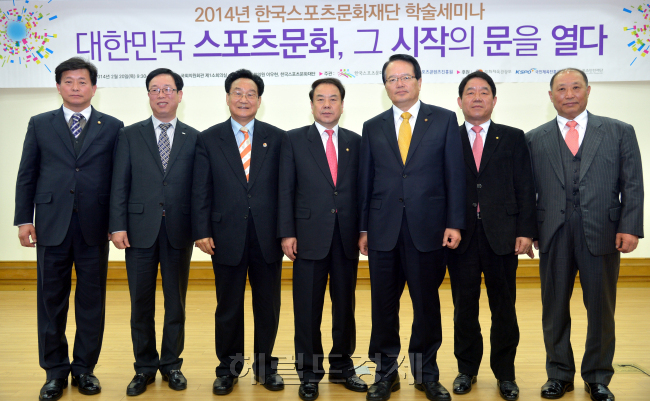 20일 오전 국회의원회관에서 국회의원 이우현(용인시 갑)과 한국 스포츠 문화재단이 주최하는 학술세미나<br />'대한민국 스포츠 문화, 그 시작의 문을 열다'라는 개최되었다.<br /><br />이번 학술세미나는 재단이 작년 11월15일 개최한 스포츠문화의 이해를 위한 후속세미나로 스포츠문화를 통해서<br /> 삶이 더 행복해질 수 있는 문화융성시대를 만들어 갈 수 있도록 스포츠문화에 대한 개념정립과 문화콘텐츠로 <br />스포츠문화를 재단이 앞으로 추구해야 할 방향과 방안을 제시한다.<br /><br />윤병찬기자/yoon4698@heraldcorp.com
20일 오전 국회의원회관에서 국회의원 이우현(용인시 갑)과 한국 스포츠 문화재단이 주최하는 학술세미나
'대한민국 스포츠 문화, 그 시작의 문을 열다'라는 개최되었다.
이번 학술세미나는 재단이 작년 11월15일 개최한 스포츠문화의 이해를 위한 후속세미나로 스포츠문화를 통해서
삶이 더 행복해질 수 있는 문화융성시대를 만들어 갈 수 있도록 스포츠문화에 대한 개념정립과 문화콘텐츠로
스포츠문화를 재단이 앞으로 추구해야 할 방향과 방안을 제시한다.
윤병찬기자/yoon4698@heraldcorp.com
20일 오전 국회의원회관에서 국회의원 이우현(용인시 갑)과 한국 스포츠 문화재단이 주최하는 학술세미나
'대한민국 스포츠 문화, 그 시작의 문을 열다'라는 개최되었다.
이번 학술세미나는 재단이 작년 11월15일 개최한 스포츠문화의 이해를 위한 후속세미나로 스포츠문화를 통해서
삶이 더 행복해질 수 있는 문화융성시대를 만들어 갈 수 있도록 스포츠문화에 대한 개념정립과 문화콘텐츠로
스포츠문화를 재단이 앞으로 추구해야 할 방향과 방안을 제시한다.
윤병찬기자/yoon4698@heraldcorp.com
20일 오전 국회의원회관에서 국회의원 이우현(용인시 갑)과 한국 스포츠 문화재단이 주최하는 학술세미나
'대한민국 스포츠 문화, 그 시작의 문을 열다'라는 개최되었다.
이번 학술세미나는 재단이 작년 11월15일 개최한 스포츠문화의 이해를 위한 후속세미나로 스포츠문화를 통해서
삶이 더 행복해질 수 있는 문화융성시대를 만들어 갈 수 있도록 스포츠문화에 대한 개념정립과 문화콘텐츠로
스포츠문화를 재단이 앞으로 추구해야 할 방향과 방안을 제시한다.
윤병찬기자/yoon4698@heraldcorp.com