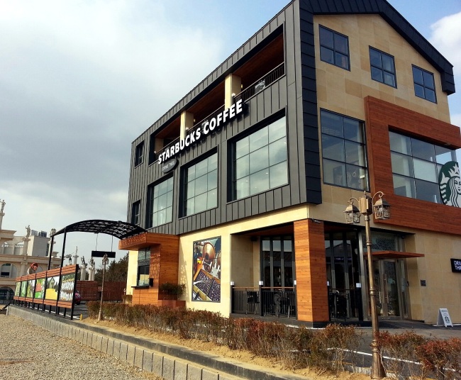 Starbucks Korea’s Gyeongju Bomun Lake drive-thru branch in Gyeongju, North Gyeongsang Province, is becoming a new tourist attraction for the region, having drawn 20,000 customers since it opened a month ago.   Starbucks Korea