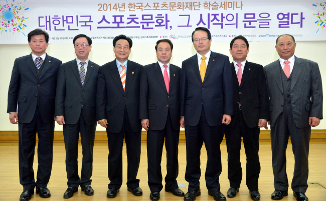 Saenuri Party lawmaker Lee Woo-hyun (center) poses with other participants in a seminar held by the Korea Sports Culture Foundation in Seoul on Thursday to discuss ways to enrich life through sports culture.   Yoon Byung-chan/The Korea Herald