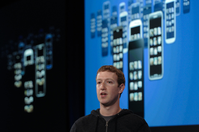 마크주커버그(MarkZuckerberg/기업인/페이스북CEO)
WASHINGTON (AFP) ― With a big, bold deal for hot messaging service WhatsApp, Facebook is demonstrating it wants youth, a wider footprint in more markets and new kinds of services to stay fresh.
Mark Zuckerberg, chief executive officer of Facebook Inc., speaks during an event in Menlo Park, California.   Bloomberg